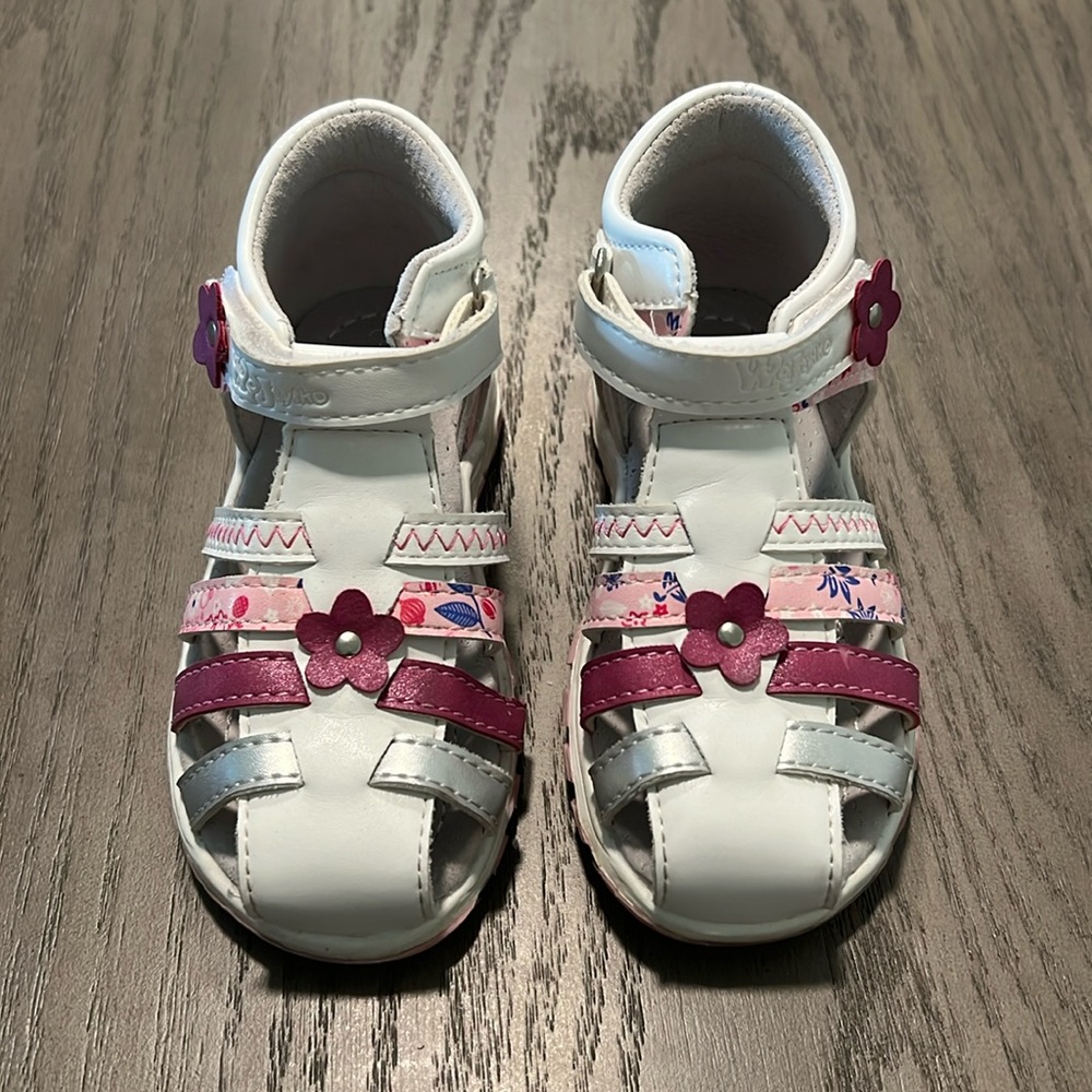 White Toddler Girl Sandals Size 7 with Pink Flowers 🌺